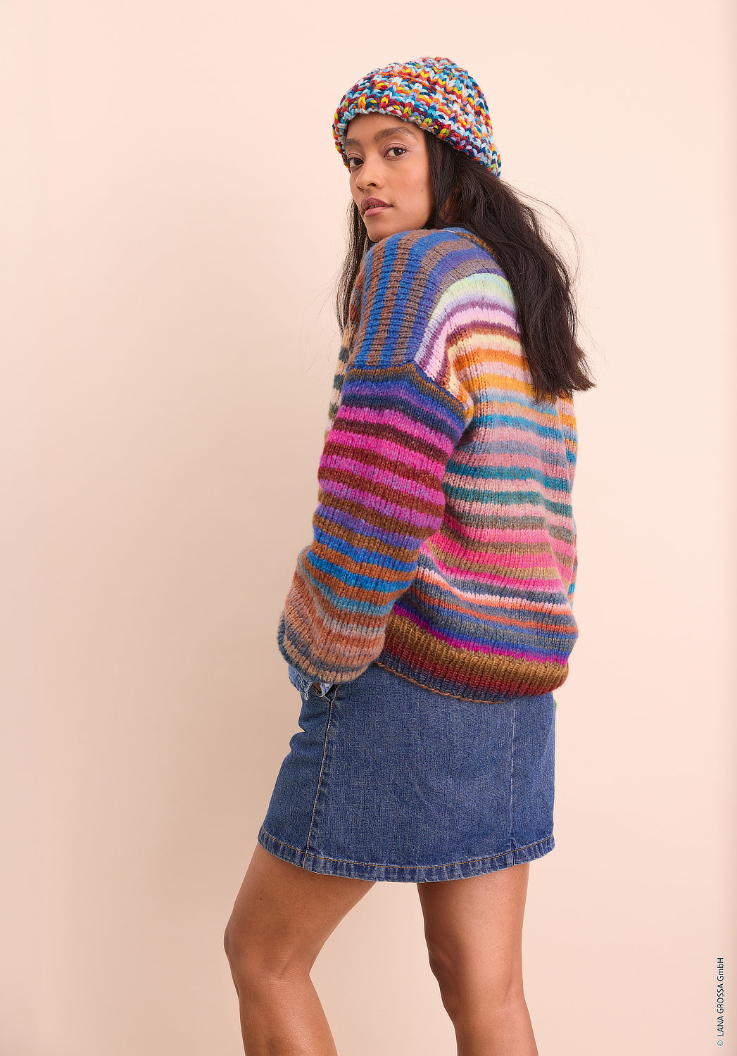 strickpullover, bunte streifen, oversize sweater, jeansrock, mütze