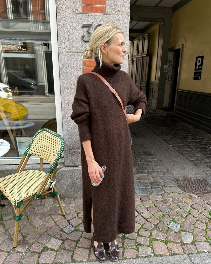  Wollmantel?, brauner Pullover-Kleid, braunes Strickkleid, langes Strickkleid, Seitenschlitz?
