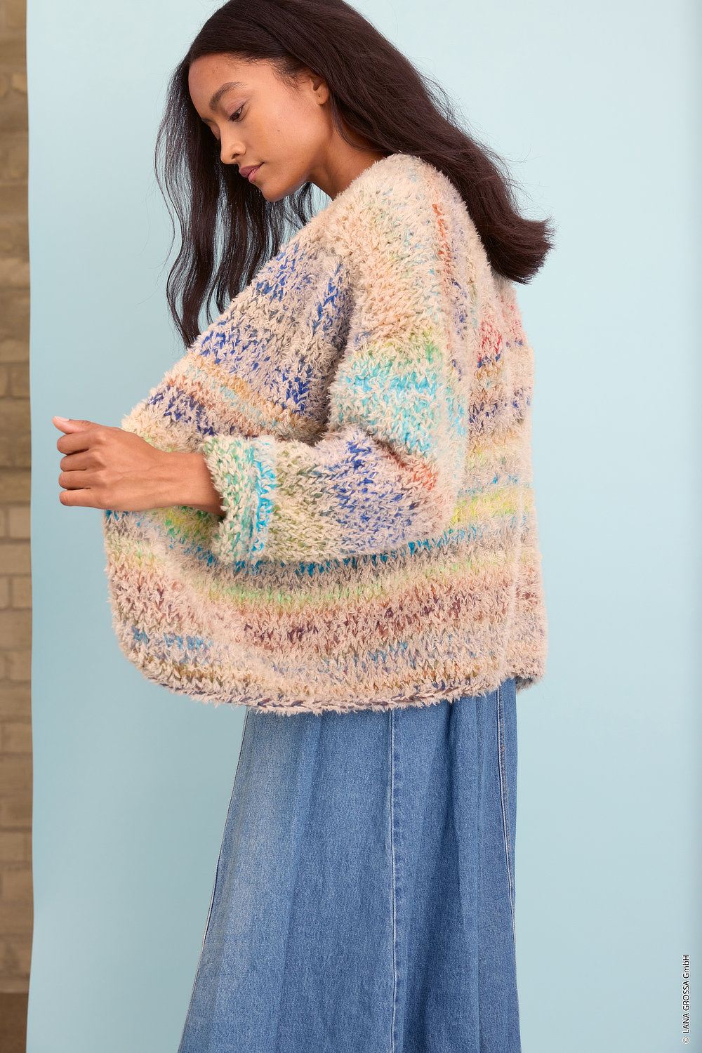 Strickjacke, Mehrfarbig, Oversized, Haare offen, Jeansrock