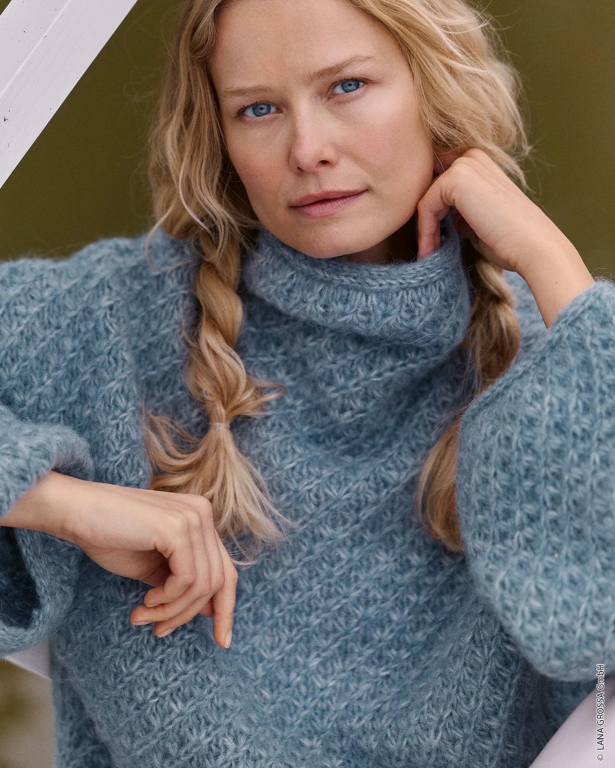 Wollpullover, Halskragen, Blaues Strickpullover, Geflochtene Haare, neutrales Porträt